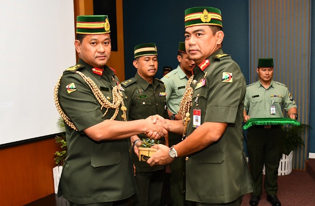 MINISTRY OF DEFENCE AND ROYAL BRUNEI ARMED FORCES OFFICERS AND PERSONNEL RECEIVE “KURMA KURNIA PERIBADI"