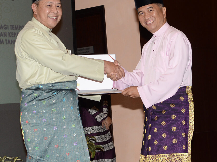 86 ORANG PESARA WARGA PERKHIDMATAN AWAM TERIMA SIJIL PERSARAAN