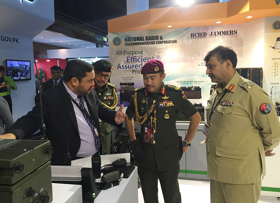 RBAF COMMANDER VISITS 15TH DEFENCE SERVICES ASIA 2016