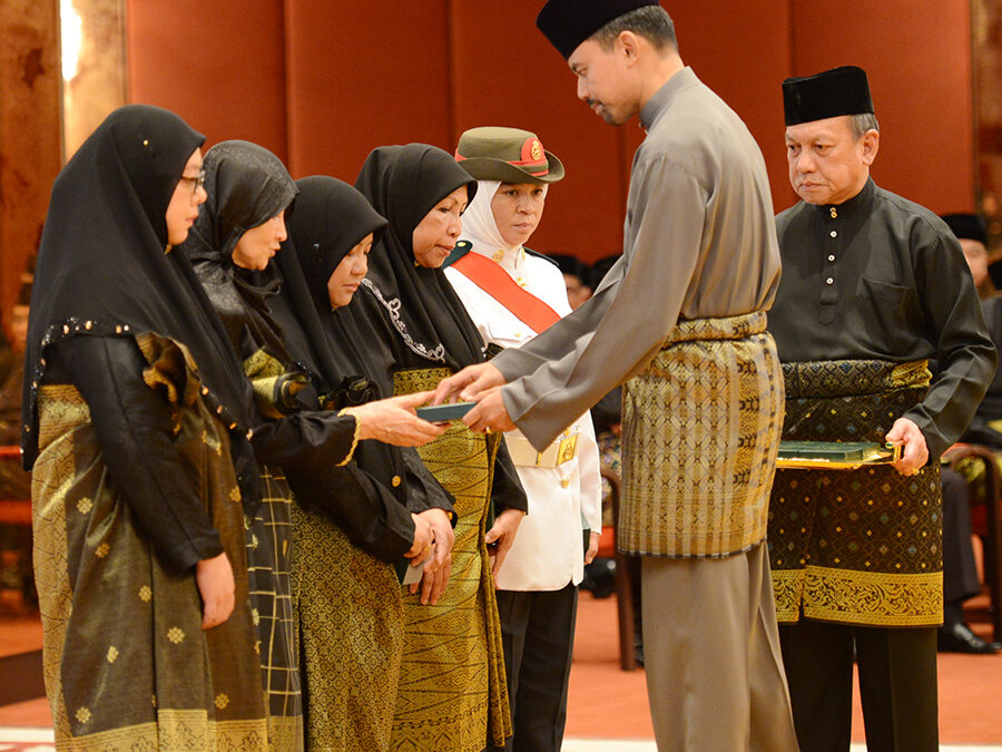 636 DIKURNIAKAN PINGAT KEHORMATAN NEGARA