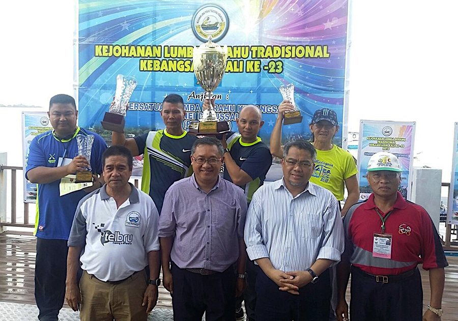 KEMENTERIAN PERTAHANAN JUARA KESELURUHAN LUMBA PERAHU TRADISIONAL KEBANGSAAN BRUNEI DARUSSALAM KALI KE 23