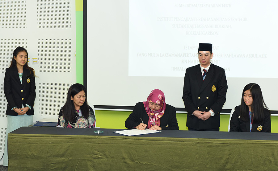 MINISTRY OF DEFENCE SCHOLARSHIP AWARD TO 6 EXCELLING STUDENTS