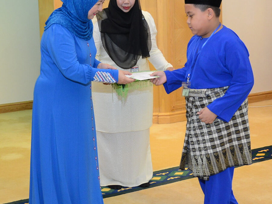 MINDEF HANDS OVER DONATIONS TO 68 ORPHANS