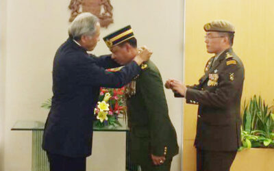 SINGAPORE AWARDS RBLF COMMANDER WITH MERITORIOUS SERVICE MEDAL (MILITARY)
