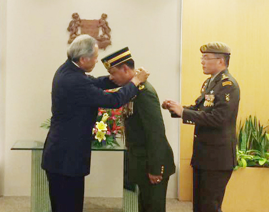 SINGAPORE AWARDS RBLF COMMANDER WITH MERITORIOUS SERVICE MEDAL (MILITARY)
