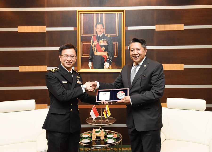 MINISTRY OF DEFENCE BRUNEI DARUSSALAM RECEIVES CALLS FROM SINGAPORE DEFENCE AND MILITARY OFFICIALS