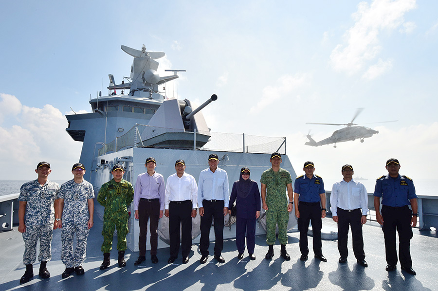 SINGAPORE MINISTER FOR DEFENCE OBSERVED EXERCISE PELICAN 35/16