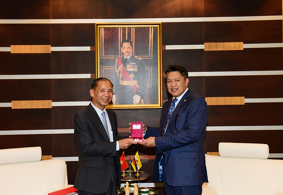 ACTING MINISTER OF DEFENCE RECEIVES FAREWELL CALL FROM THE OUTGOING VIETNAMESE AMBASSADOR