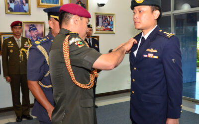HONORARY PILOT WING AWARDED TO SINGAPORE CHIEF OF AIR FORCE