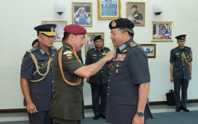 CHIEF OF RMAF AWARDED THE RBAirF HONORARY PILOT WING