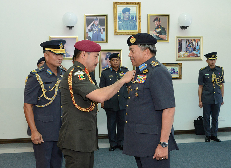 CHIEF OF RMAF AWARDED THE RBAirF HONORARY PILOT WING