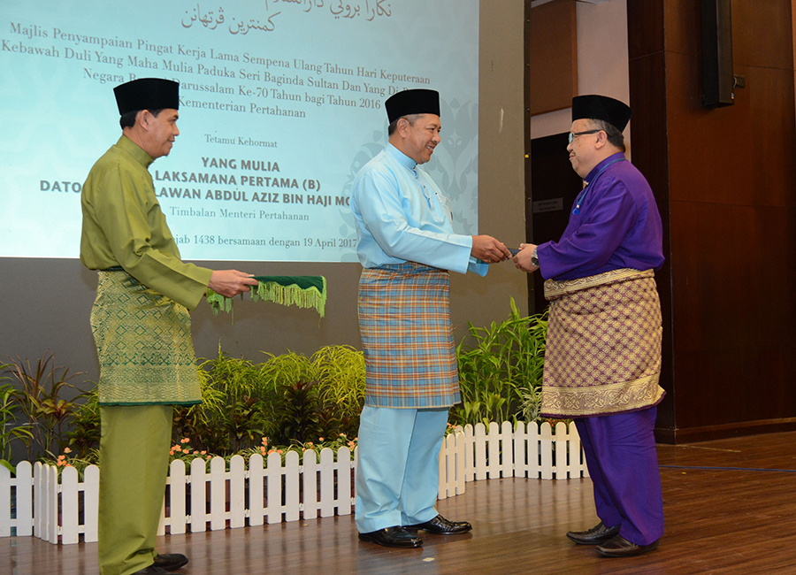 126 MINDEF OFFICERS AND STAFFS RECEIVE LONG SERVICE MEDAL (PKL) HONORARY AWARDS