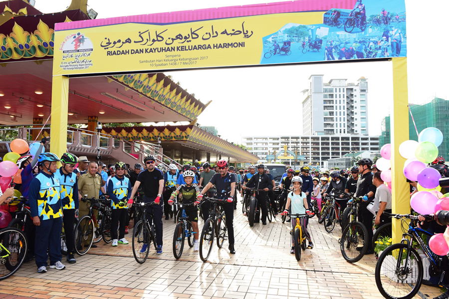 MINDEF & RBAF PARTICIPATE IN HARMONIOUS FAMILY CYCLING 2017