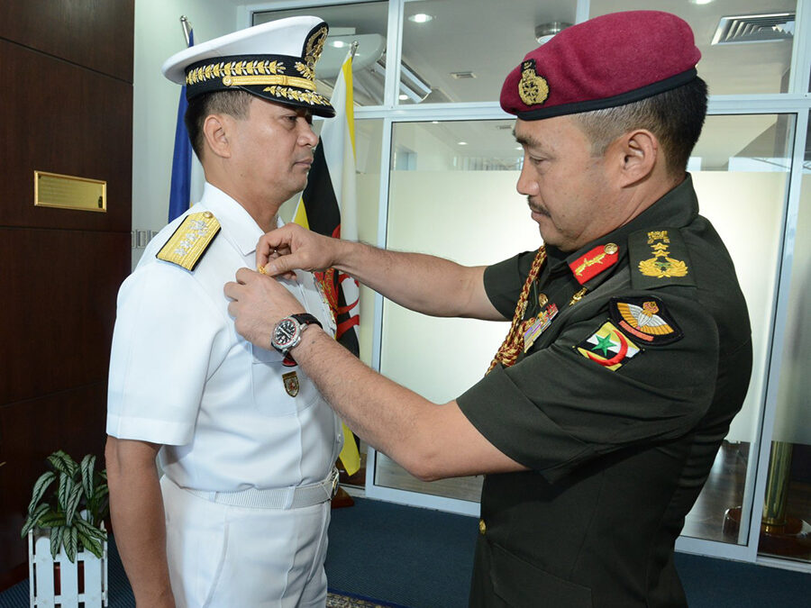 FLAG OFFICER IN COMMAND, PHILIPPINE NAVY AWARDED THE ROYAL BRUNEI NAVY COMMAND BADGE