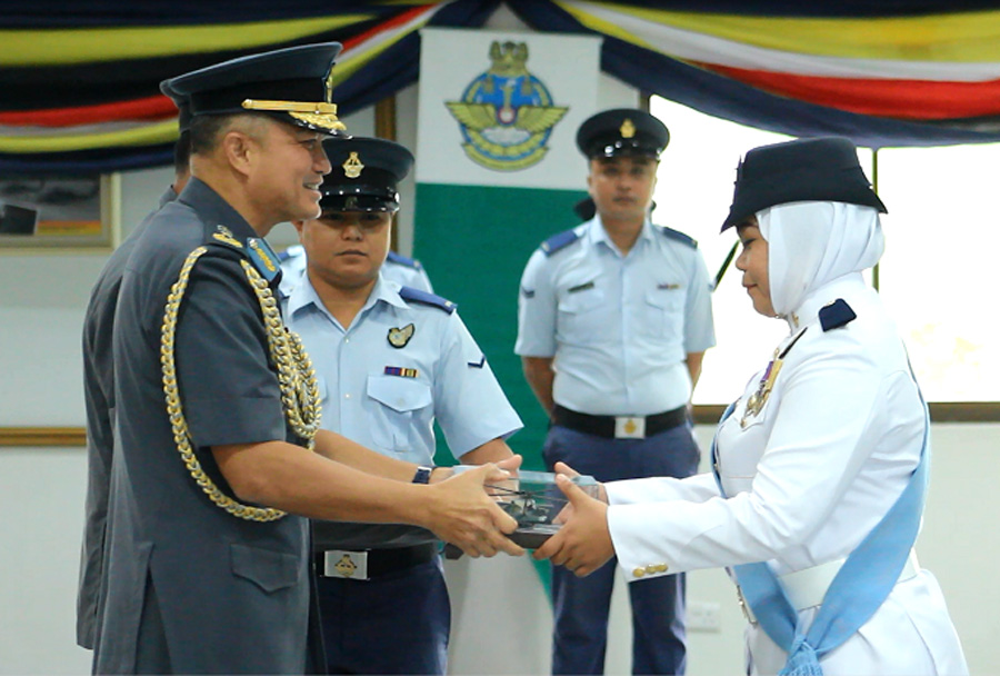 NINE RBAirF HELICOPTER CREWMEN RECEIVE THEIR FLIGHT WINGS