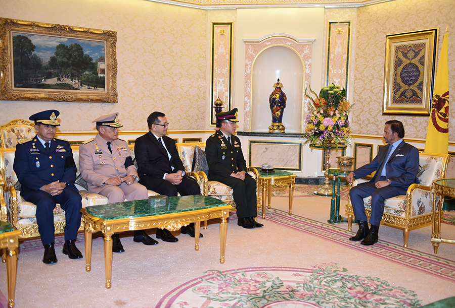 HIS MAJESTY THE SULTAN AND YANG DI-PERTUAN OF BRUNEI DARUSSALAM GRANTS AUDIENCE TO CHIEF OF DEFENCE FORCES, ROYAL THAI ARMED FORCES