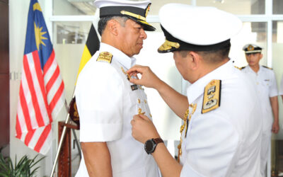 CHIEF OF ROYAL MALAYSIAN NAVY AWARDED THE ROYAL BRUNEI NAVY COMMAND BADGE