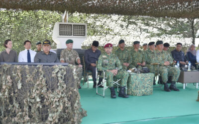 HRH THE CROWN PRINCE DEPUTY SULTAN AND RBAF GENERAL WITNESS THE MOBILE DEMONSTRATION OFFENSIVE ACTION ON JUNGLE FRINGE, RJWS 2018