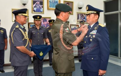 CHIEF OF STAFF OF TNI-AU RECEIVES THE RBAIRF HONORARY PILOT WING