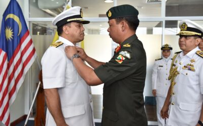 CHIEF OF ROYAL MALAYSIAN NAVY AWARDED THE ROYAL BRUNEI NAVY COMMAND BADGE