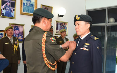REPUBLIC OF SINGAPORE CHIEF OF AIR FORCE RECEIVES RBAirF HONORARY PILOT WING