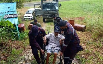THIRD BATTALION ROYAL BRUNEI LAND FORCE EVACUATES ELDERLY CITIZENS FROM FLOOD AREA