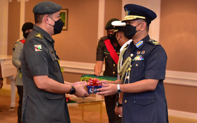 ROYAL BRUNEI ARMED FORCES OFFICERS AND PERSONNEL RECEIVE “KURMA KURNIA PERIBADI”