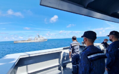 USS ASHLAND OF THE UNITED STATES NAVY CONDUCTS PASSAGE EXERCISE WITH KDB DARUTTAQWA