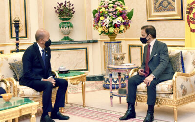 HIS MAJESTY THE SULTAN AND YANG DI-PERTUAN OF BRUNEI DARUSSALAM RECEIVES IN AUDIENCE THE HONOURABLE THE SECRETARY OF NATIONAL DEFENSE OF THE REPUBLIC OF THE PHILIPPINES