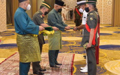 768 MINISTRY OF DEFENCE AND ROYAL BRUNEI ARMED FORCES OFFICERS AND STAFF RECEIVE STATE HONORARY MEDALS