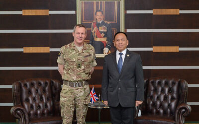 DEPUTY MINISTER OF DEFENCE RECEIVES COURTESY CALL FROM GENERAL OFFICER COMMANDING 6TH UNITED KINGDOM DIVISION BRITISH ARMED FORCES