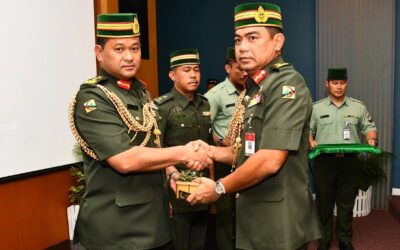 MINISTRY OF DEFENCE AND ROYAL BRUNEI ARMED FORCES OFFICERS AND PERSONNEL RECEIVE “KURMA KURNIA PERIBADI”