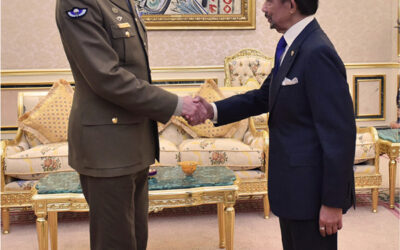 HIS MAJESTY THE SULTAN AND YANG DI-PERTUAN OF BRUNEI DARUSSALAM RECEIVES IN AUDIENCE THE CHIEF OF THE DEFENCE FORCE, AUSTRALIA DEFENCE FORCE